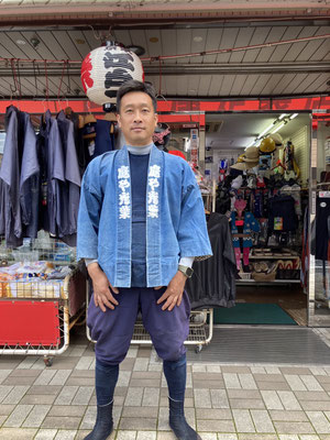 ▲川崎市溝口の祭り用品店「岡田屋足袋店」さんで半纏を新調しました。▲