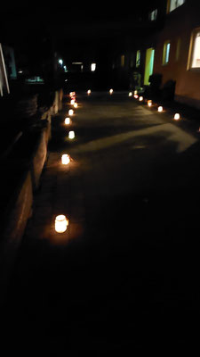 Der Eingangsbereicht zum Heim war wunderschön mit Kerzen beleuchtet!