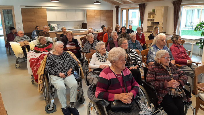 Ein wunderschöner Gottesdienst mit Musik und Gesang! 