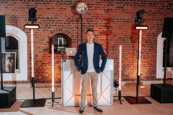 Technik Setup 2025 "Premium" mit Movingheads, Spiegelkugel und LED Tubes