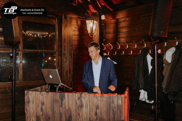 Jana von https://janasauerweddings.de/ hat mich am DJ Pult fotografiert