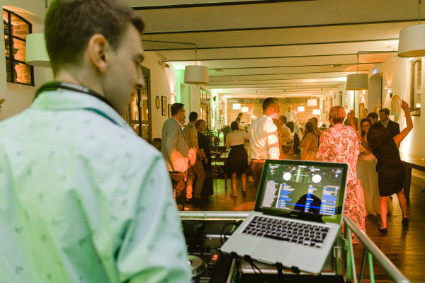 Hochzeits DJ in Bonn & Köln Timo Blößer, Foto:https://www.katjakuesstandi.de/