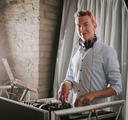 Hochzeits DJ Bonn & Köln Timo Blößer, Foto:https://www.charininphoto.com/