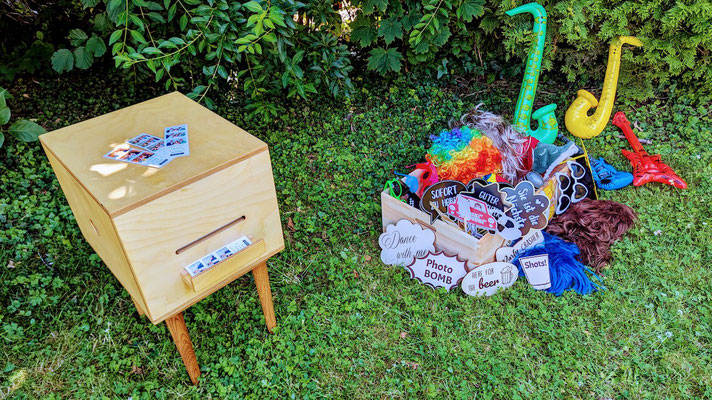 Fotobox in Holzoptik, inklusive Drucker und Requisiten