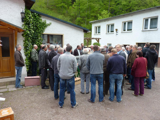 Alle Anwesenden folgen den Ausführungen der Zuchtwarte und Züchter