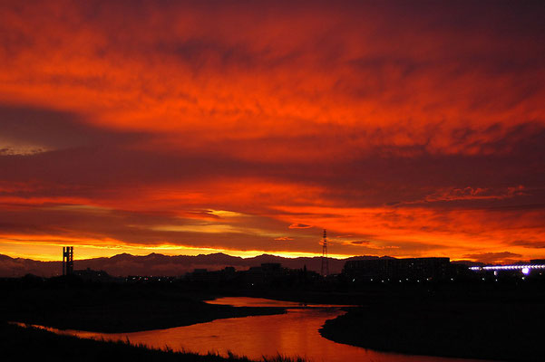 多摩川が染まるほどの真っ赤な夕焼け。　2008.7.
