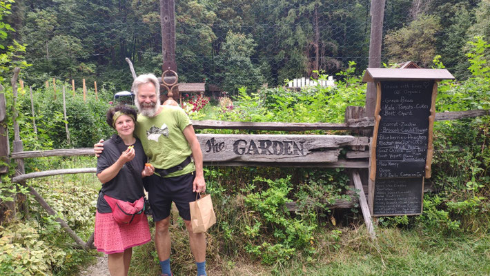 The Garden besucht mit Dan und DJ. Gardner Karl baut ökologisch Obst und Gemüse an, alles organic und macht seinen eigenen Ziegenkäse