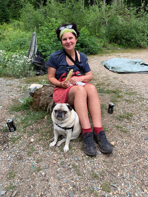 Mops Mackey war beim Trailmagic auch dabei