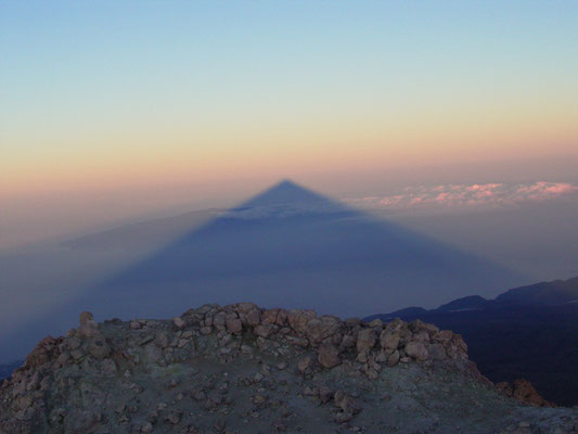 Teneriffa (2007) - Einzigartiges Naturschauspiel: der Teide (3.718m) wirft bei Sonnenaufgang seinen Schatten auf die Wasseroberfläche vom Atlantik