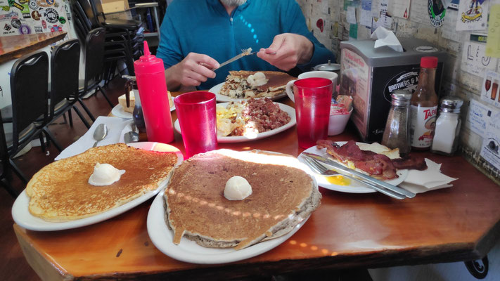 Sabines Frühstück: v.l.n.r. Buttermilk-Pancake mit Butterkugel, Sissy Boy: Buckwheat-Pancake mit Butterkugel, 2 Eggs, 2 Strips of Bacon. Außerdem: Grapefruit Saft, super Kaffee, Wasser