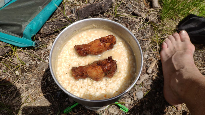 Mittagessen: Reis mit Hühnchenschlegel vom Elk Lake