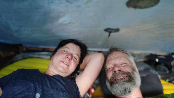 Total erschöpft im Zelt