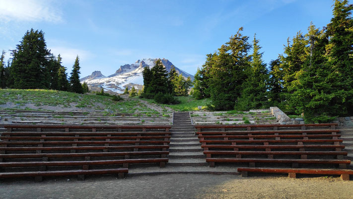 Amphitheater hinter dem Haus mit Blick auf den Mt Hood