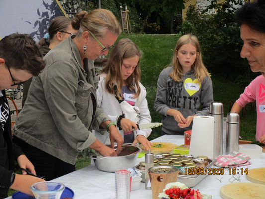 die wildkräuter wurden gemeinsam gesammelt, gewaschen, kleingeschnitten, mit topfen verrührt (rührspezialist fabio), aufs brot aufgeschmiert und mit einem mordshunger verspeist. ein toller workshop! schafgarbe, spitzwegerich, rotklee, gundelrebe, quendel