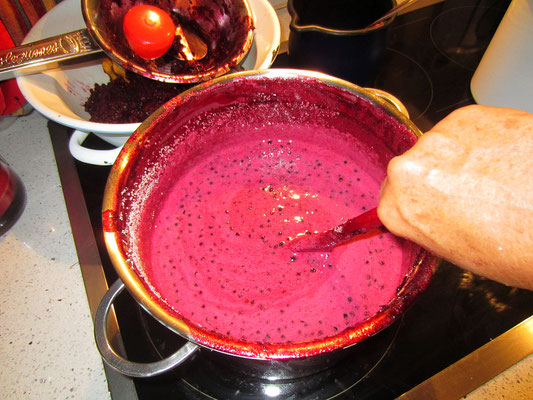 kochen bis die masse eindickt, dann auf ein mit backfolie ausgelegtes backblech gießen, kühl stellen und trocknen lassen - später mit kochschokoladenglasur überziehen