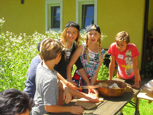 natalie und emely beim brotaufschneiden