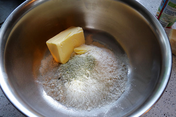 zutaten für den teig: mehl, kräutersalz, butter