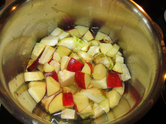 wasser, zucker, gewürznelken mit grobgeschnittenem apfel und knollensellerie aufkochen und etwa 15 min. weich dünsten, dannach kommen die beeren dazu, nochmals ca. 12 min. dünsten