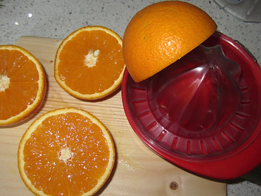 saft von zwei bio-orangen