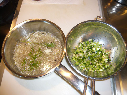 knospen abseihen und im essiggemisch(zwiebel, knoblauch, kräutersalz) ein, zwei minuten mitkochen