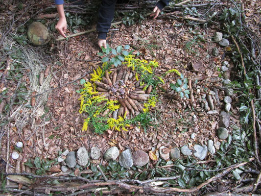 am waldmandala wurde weitergearbeitet