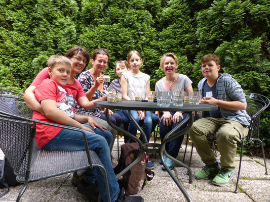 bei zucchinisuppe mit schafgarbe und gundermann und wiesendudler wurde naturkunde zelebriert. mit dabei: sabine mit benjamin aus wien; julia mit charlotte und stephy mit fynn aus rheingau bei bingen - allesamt kamen sie vom ferienhof haberzettl/metnitztal