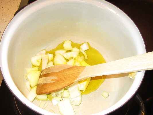 grob geschnittene zwiebel in butter, olivenöl anschwitzen