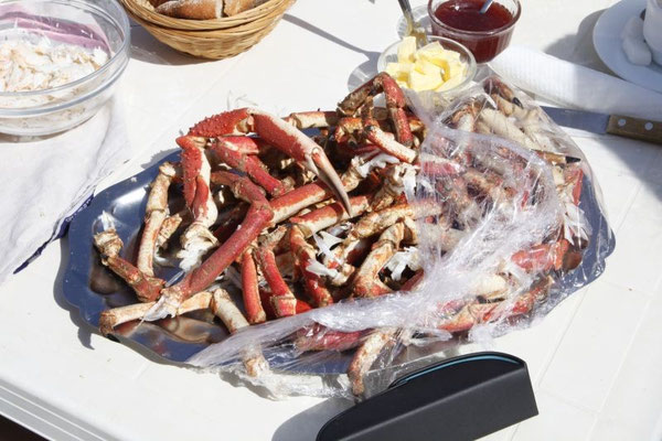 Krabbenbeinen wird das Fleisch entfernt.