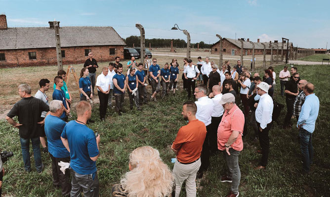 Heute stand der Besuch im ehemaligen Vernichtungslager in #Birkenau an. Die #Azubis von #Volkswagen erneuern dort den Stacheldraht an Zäunen, um die Gedenkstätte vor dem Zerfall zu retten.