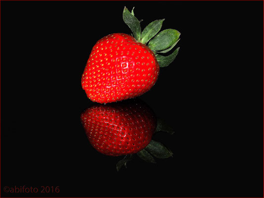 gespiegelte Erdbeere: 45mm, 1/250s, f22, iso200, Stativ