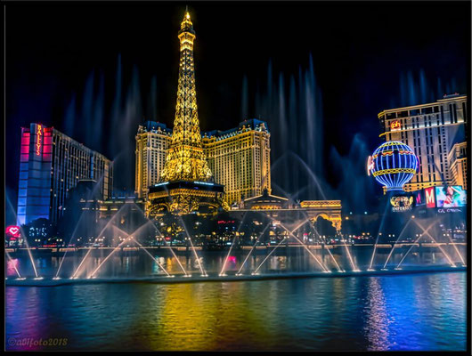 Hotel Paris Las Vegas (im Vordergrund die Fontänen des Bellagio!)Las Vegas/Nevada/USA