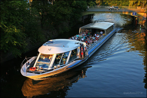 Ausflugsdampfer auf dem Landwehrkanal