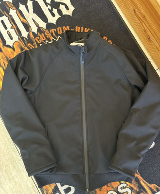 Unsere Softshelljacke auch neutral in Schwarz erhältlich