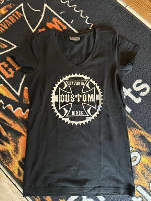 Damen T-Shirt mit V-Ausschnitt vorne bedruckt mit unserem Logo von Bavaria Custom Bikes