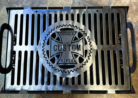  Erhältlich ist auch ein Grill mit unserem eigenen Logo, perfekt zum transportieren da er sehr handlich ist