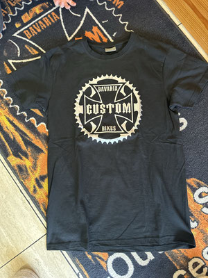 Herren T-Shirt mit Rundhals vorne bedruckt mit unsrem Logo von Bavaria Custom Bikes und hinten mit mit unsrem Logo von Bavaria Custom Tattoo