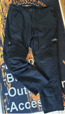 Motorradhose mit Kevlar und zusätzlichen Protektoren an den Knien und an der Hüfte. Diese Produkt ist Wasserabweisend, Schnittsicher, Winddicht