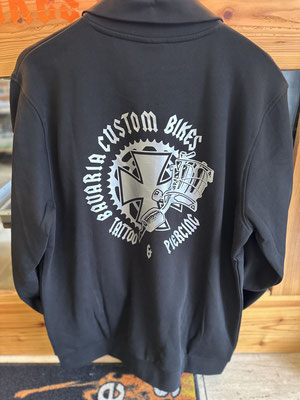 Herren Zip-Jacke mit unserem Logo von Bavaria Custom Tattoo auf dem Rücken