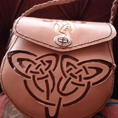 sac en cuir marron western en gros plan