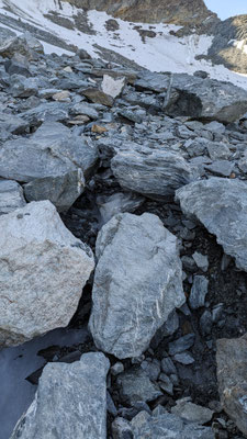 la glace sous la couche de cailloux