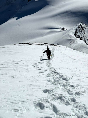 dernière pente raide avant le sommet aux crampons