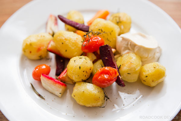 Gebackene Rosmarin-Thymian Kartoffeln mit herbstlichem Gemüse & cremigen Kräuterquark