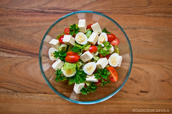 2erlei Salat von frischer Rote Beete, kleinen Rübchen, Oberlausitzer Schafskäse, mit gebratenen & gekochten Wachteleiern, Kräutern und Kirschtomaten - Vinaigrette