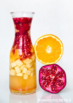  Lecker Früchtebowle mit selbstgemachten Quittenlikör, Holunderblütensirup, Sekt, Apfelsaft, Ananas, Orangen, Granatapfel & Himbeeren