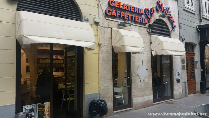 La vetrina esterna della Gelateria Pasticceria La Siciliana.