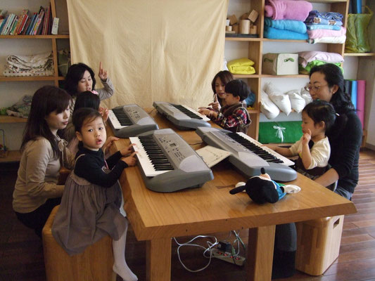 どれみLABO　ピアノ　プレピアノ　リトミック　グループレッスン
