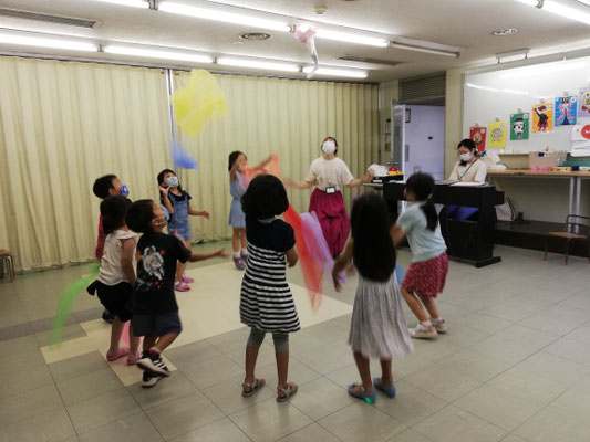 どれみLABO　幼稚園リトミック　みんなのどれみ　英語リトミック