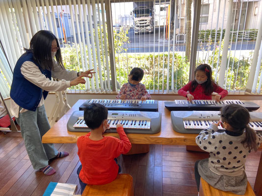 どれみLABO　みんなのどれみ　グループ　プレピアノ　リトミック