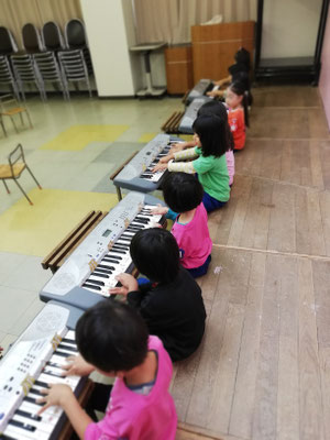 キーボード　幼稚園　リトミック　どれみ音楽教室