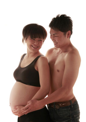 生まれてくる赤ちゃんとの初めての家族写真です